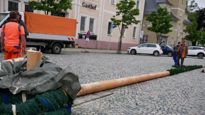 Bild: hmr
Mit tatkräftiger Unterstützung von drei Mitarbeitern des städtischen Bauhofs bauten Karlheinz Hoyer und Florian Ernst den Waldsassener Maibaum auf dem Johannisplatz ab.