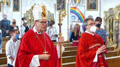 Bild: njn
74 Jugendliche erhielten dieses Jahr ihre Firmung in der Stadtpfarrkirche in Erbendorf. Begleitet wurde die Veranstaltung von Weihbischof Josef Graf (von links) und Pfarrer Martin Besold.