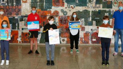 Bild: soj
Das Bild zeigt (von links) Fachoberlehrerin Gabi Schmidt, Leni Hofmann, Johannes Legath, Toni Bayer, Marie Heinrich, Leon Lochner sowie Rektor Alexander Köstler der Fichtelnaabtal-Grund- und Mittelschule.