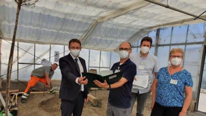 Bild: Stadt Weiden/exb
Auszubildendem Nico Janku (links) auf die Finger schauen (von rechts) Birgit von Papp-Greiner, Till Kugler, Ausbilder Thomas Huber und Oberbürgermeister Jens Meyer.