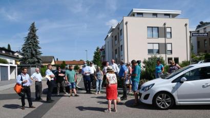 Bild: gf
An der Einmündung der Hölderin- in die Brentanostraße behindern „Kurvenparker“ häufig die Kleinbusse der Lebenshilfe. CSU-Fraktionsvorsitzender Matthias Schöberl (links), Rechtsreferent Bernhard Mitko (Dritter von links) und Baureferent Markus Kühne (Sechster von links) wollen für Abhilfe sorgen.