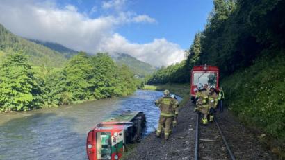 Bild: FREIWILLIGE FEUERWEHR TAMSWEG/APA/dpa
Ein Waggon eines Regionalzugs liegt in der Mur.