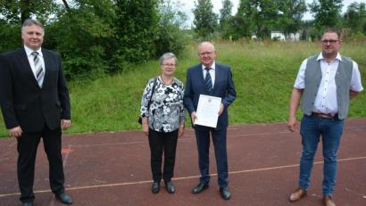 Bild: jr
Mit dem Ehrentitel Altbürgermeister und der Silbernen Bürgermedaille der Gemeinde Pechbrunn wurde Ernst Neumann (Zweiter von rechts) ausgezeichnet. Es gratulierten Ehefrau Theresia, Bürgermeister Stephan Schübel (rechts) und Zweiter Bürgermeister Josef Hollmann.