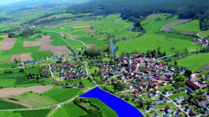 Luftbild und Bildmontage: akp
In Altendorf soll ein neues Baugebiet "Wiegenäcker" (blau markiert) ausgewiesen werden.