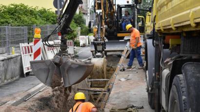 Bild: Petra Hartl
Es geht eng zu in der Schlachthausstraße. Deswegen verzögert sich der Austausch der Gas- und Wasserleitungen.