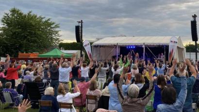 Bild: uz
"Abba Explosion" begeistern die Besucher der Weidener Sommer-Serenade.