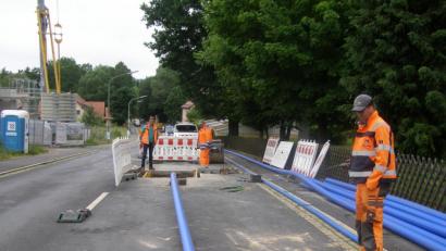 Bild: pz
Im unteren Bereich der Pfaffenreuther Straße wird die neue Wasserleitung mit einem besonderen Verfahren in die bestehende Leitungstrasse eingezogen.