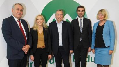 Bild: Bühner
Mit Günther Kamm als Vorsitzendem (Dritter von links) und Anja Gall-Colbatz als Stellvertreterin (links daneben) hat der OTH-Förderverein
eine neue Führung. Mit dabei (von links): Oberbürgermeister Kurt Seggewiß, das neue Beiratsmitglied Stephan Oetzinger und
OTH-Präsidentin Andrea Klug.