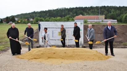 Bild: Thomas Dobler
Am symbolischen Spatenstich für die Förderstätte nahmen Provinzial Frater Benedikt Hau, Architekt Michael Naumann, Angehörigen-Vertreterin Elisabeth Kirner, Geschäftsführer Roland Böck, Landrat Thomas Ebeling, Oberbürgermeister Andreas Feller und Bezirkstagspräsident Franz Löffler (von links) teil. Im Hintergrund sieht man die Schwandorfer Polizeiinspektion.