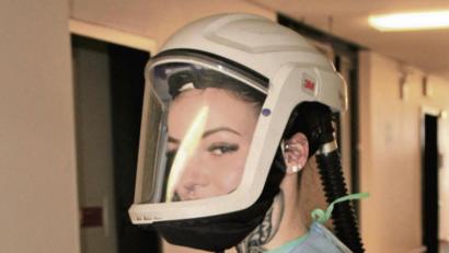 Bild: Marie Ehras/exb
Eine Pflegekraft mit Atemschutzhelm – diese Helme wurden im vergangenen Jahr im St.-Anna-Krankenhaus getestet. Mit Sorge wird mittlerweile die Nachlässigkeit der Besucher bei der Einhaltung der Hygieneregeln beobachtet.