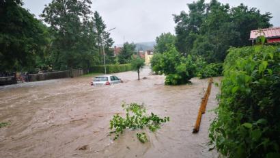 Bild: Vifogra/dpa
Ein Fahrzeug ist auf einer überfluteten Straße von Hochwasser umgeben. In Wilhermsdorf waren Menschen teilweise bis Samstagmittag ohne Strom.