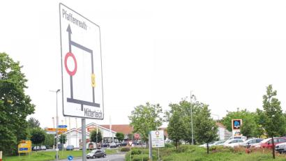 Bild: pz
Mit großen Hinweistafeln werden auswärtige Verkehrsteilnehmer auf die Umleitungen aufmerksam gemacht, wie etwa hier an der Konnersreuther Straße an der Einmündung in die Mitterteicher Straße.