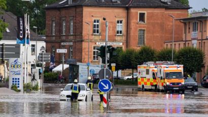 Bild: Nicolas Armer/dpa
Teile des Ortskerns von Ansbach stehen durch die starken Regenfälle unter Wasser. Insbesondere im Süden Deutschlands ist es am Freitag zu zahlreichen wetterbedingten Notfällen und Einsätzen von Polizei und Feuerwehr gekommen.