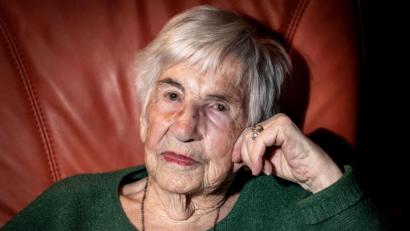 Archivbild: Axel Heimken/dpa
Esther Bejarano, deutsch-jüdische Überlebende des Konzentrationslagers Auschwitz-Birkenau, ist gestorben.