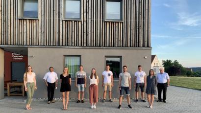 Bild: Laura Hösl/exb
Die Landjugend setzt ihre Arbeit unter bewährter Führung fort. Im Bild Pfarrer Cyprian Anyanwu, Beisitzer Johannes Irlbacher, Kassier Lukas Irlbacher, zweiter Vorsitzender Thomas Blödt, Bürgermeister Johann Wilhelm (hintere Reihe von links) sowie Vorsitzende Julia Forster, Schriftführerin Kerstin Blödt, Beisitzerin Paula Kirchberger, Vorsitzender Johannes Eckl und zweite Vorsitzende Eva Winkler( vordere Reihe von links).