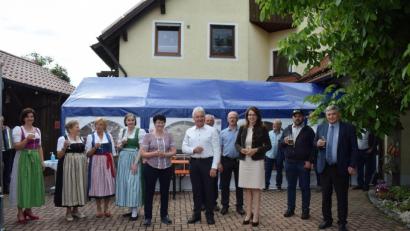 Bild: bnr
Eine große Gratulantenschar ließ Matthias Zenger (Mitte) zu seinem 60. Geburtstag hochleben.