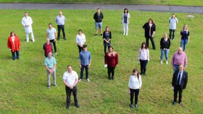 Bild: Klinikum Fichtelgebirge/exb
Die Teilnehmer der von der Deutschen Krankenhausgesellschaft anerkannten Kurse „Intensiv- und Anästhesiepflege“ und „Pflege im Operationsdienst“ wurden von der Geschäftsführung, der Pflegedienstleitung und dem Team der Fort- und Weiterbildung am Klinikum Fichtelgebirge begrüßt.