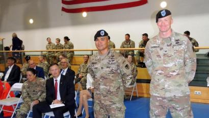 Bild: mor
Command Sergeant Major Sebastian A. Camacho (Zweiter von rechts) ist der neue ranghöchste Unteroffizier der US-Armee Garnison Bavaria. Oberst Christopher Danbeck (rechts) übergibt ihm im Beisein von zivilen und militärischen Gästen die Amtsgeschäfte.