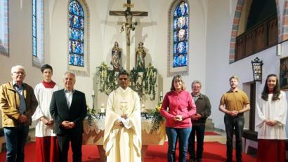 Bild: ld
Sie alle sorgen zusammen mit Pater Joy (Mitte) für die Kirche in Nagel: (von links) Kirchenpfleger Werner Scharf, Bürgermeister Helmut Voit, der auch dem Pfarrgemeinderat angehört, Pfarrgemeinderatssprecherin Irene Riedel, Mesner Theo Schreyer und Pastoralreferent Maximilian Pravida sowie Oberministrantin Katharina Schindler und ihr Bruder Johannes (Zweiter von links) als Ministranten.