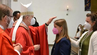 Bild: zer
Weihbischof Reinhard Pappenberger firmte in Pirk 64 Jugendliche, darunter auch Mariella Vincenzotto..