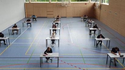 Bild: u
Während die Abiturienten schon ihre Ferien genießen und die Absolventen der Real- und Wirtschaftsschulen ihre Abschlussprüfungen bereits absolviert haben, ist für die Neuntklässler der Mittelschulen - wie hier an der Mittelschule Schnaittenbach - diese Woche Prüfungsstress angesagt. Dies gilt zumindest für jene, die sich den (freiwilligen) Prüfungen für den „Qualifizierenden Mittelschulabschluss” (Quali) unterziehen.