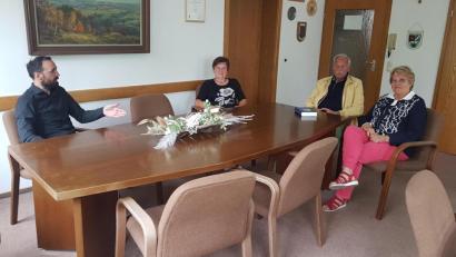 Bild: gi
Das Ehepaar Klein (rechts) aus Mühlheim/Ruhr schwärmt von den Freibädern im Raum Moosbach/Waidhaus.