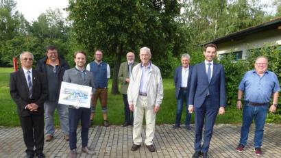 Bild: bk
Ein Aquarell, das aus der Vogelperspektive das Rathaus mit Beckenweiher zeigt, überreichte amtierender Bürgermeister Severin Hirmer an Georg Härning (Mitte) zum 85.Geburtstag. Mit im Bild (von links) Pfarrer Varghese Puthenchira, dritter Bürgermeister Thomas Schönberger, Julian Kraus, MdL a.D. Georg Stahl, zweiter Bürgermeister a.D. Herbert Rudolph, MdL Stephan Oetzinger, Bürgermeister a.D. Werner Windisch.
