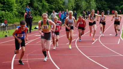 Bild: Lisa Wiesent
Ohne taktisches Geplänkel haben die Leichtathleten am Freitagabend beim Meeting in Neustadt/WN so richtig Tempo gegeben. Die Folge waren einige neue Rekorde.