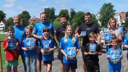 Bild: rha
Ein eigenes Sticker-Sammelalbum präsentiert der FV Vilseck zu seinem 100. Geburtstag (hinten von links): Vorsitzender Robert Liermann, E-Jugendtrainer Jonny Rumpler, stickerfive-Firmenchef Adrian Huber, stickerfive-Projektleiter Sebastian Bretzel, Edekamarkt-Inhaberin Kathrin Kredler-Liermann.