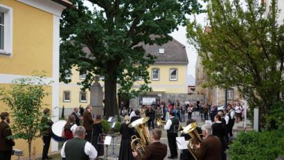Bild: fvo
Die Trachtenkapelle gibt am Kirchplatz in Waldthurn zum Bürgerfest ein Standkonzert.