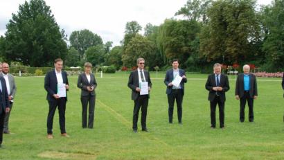 Bild: Landratsamt Hof/exb
Im Bild von links Gerhard Wunder (stellvertretender Landrat Kronach), Sebastian Straubel (Landrat Coburg), Peter Berek (Landrat Wunsiedel), Eva Döhla (Oberbürgermeisterin Hof), Andreas Mäder (Geschäftsführer VGN), Dominik Sauerteig (Oberbürgermeister Coburg), Klaus Peter Söllner (Landrat Kulmbach), Günter Kopp (stellvertretender Landrat Tirschenreuth), Oliver Bär (Landrat Hof).