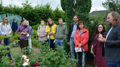 Bild: jr
Toni Hofreiter (rechts) zeigte sich von der Gartenanlage begeistert und dankte den Verantwortlichen, dass sie die Artenvielfalt bewahren. Mit im Bild ein Teil der Delegation aus dem Landkreis und der Oberpfalz.