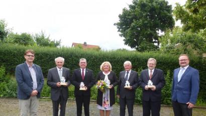 Bild: bk
Einen bayerischen Porzellanlöwen mit Gravur als Abschiedsgeschenk überreichten Bürgermeister Uwe König (rechts) und Geschäftsleiter Max Heindl (links) an die ausgeschiedenen Markträte (ab Zweiter von links) Helmut Klier, Norbert Bücherl, Irmgard Macke, Klaus Meißner und Hermann Lühr.