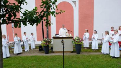 Bild: do
Im idyllischen Klosterhof feiern am Samstag acht Kinder Erstkommunion.