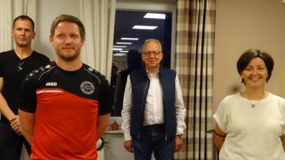 Bild: Houschka
Wegen Corona zwar mit Abstand, bei der Arbeit für die DJK Dürnsricht-Wolfring aber im engen Schulterschluss: Vorsitzender Stefan Obendorfer, zweiter Vorsitzender Daniel Straller, Kassier Hans-Peter Jänsch-Weber und Schriftührerin Martina Götz (von links).