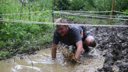 Bild: mfh
Knapp 250 Teilnehmer und Wasser von oben und unten: Beim Geländelauf von Rats-Runners und Schlackenverein in Siebeneinchen blieb keiner der 250 Teilnehmer trocken und sabuer.