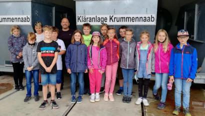 Bild: Grundschule Krummennaab/exb
Die Klasse 4b der Grundschule Krummennaab besuchte nach dem Distanzunterricht die Kläranlage der Gemeinde vor Ort.