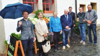 Bild: jml
Von der Frische und Qualität beim Bauernmarkt in Etzenricht überzeugten sich (von links) Severin Hirmer, Zweiter Bürgermeister von Weiherhammer, Monika Waldeck, Dritte Bürgermeisterin von Etzenricht, Seniorchefin Frieda Beutner und Gerhard List, der Bürgermeister von Kohlberg. Reinhold Witt vom Landwirtschaftsamt lobte Juniorchef Thomas und Organisator Hans Beutner für ihren unternehmerischen Mut.