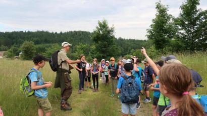 Bild: Grundschule Plößberg/exb
Eine Exkursion führte die Kinder der Grundschule Plößberg ins FFH-Gebiet Altglashütte. Als sachkundiger Führer stand Naturpark-Ranger Heiko Hofmann Rede und Antwort.