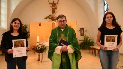 Bild: bey
Sophie Weig (links) leistete zehn Jahre Dienst als Ministrantin, Luisa Müller (rechts) acht Jahre. Dafür dankte Stadtpfarrer Hans Ring.