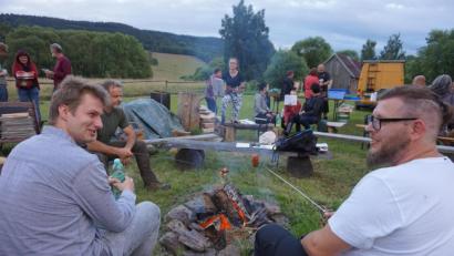 Bild: eib
Stammtisch-Organisator Jirka Petrášek (links) mit CeBB-Kollegen David Veres beim Würste grillen. über dem Lagerfeuer.