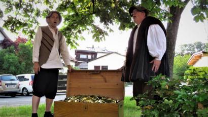 Archivbild: ubb
Vinzenz und Kaufmann Enders staunen, als sie in einer Truhe jede Menge Gold finden.