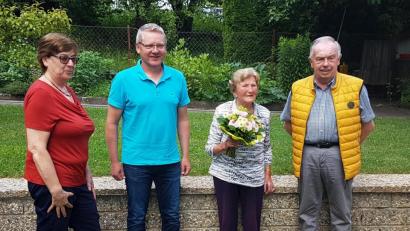 Bild: degr
Gertrud Hartmann, Thomas Grabinger (von links) und Herbert Kneidl (rechts) gratulieren Barbara Scharf zum 100. Geburtstag.