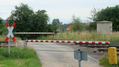 Bild: ohr
Vom 1. August bis 28. August wird der Bahnübergang bei Brensdorf an der Bahnlinie zwischen Schwarzenfeld und Nabburg komplett gesperrt.