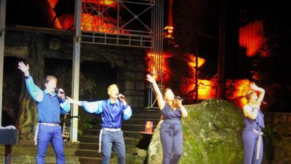 Bild: stg
Abba-Songs in der Form "unplugged" lieferten die Künstler von "Abbacoustica" am Sonntag auf der Luisenburg ab.