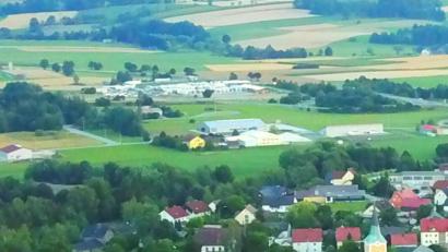 Bild: fjo
Für das Areal der Tank- und Rastanlage bei der Autobahnanbindung (im Hintergrund) beschloss der Waidhauser Marktrat eine neue Zufahrtsstraße; jedoch nur als Provisorium.