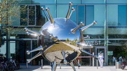 Archivbild: Armin Weigel
Kunst und Corona: Die Edelstahlplastik „Der Erreger“" des Berliner Künstlers Götz Lemberg steht auf dem Gelände der Uniklinik Regensburg.