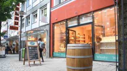 Bild: Gabi Schönberger
Von der Bahnhofstraße in die Max-Reger-Straße: Der Fass-Laden zog in die ehemaligen Geschäftsräume von Bijou Brigitte.