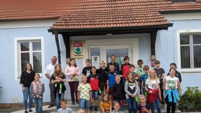 Bild: Gemeinde Schmidgaden/exb
Nach dem Besuch im Schmidgadener Rathaus sangen die Kinder dem Bürgermeister noch ein Geburtstagsständchen.