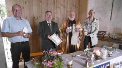 Bild: mma
Dorfsprecher Franz Gottschalk (von links), Bürgermeister Peter Dotzler und Kirchenpflegerin Susanne Lindner (rechts) gratulierten Pater Alfred Linder zum 40. Priesterjubiläum.